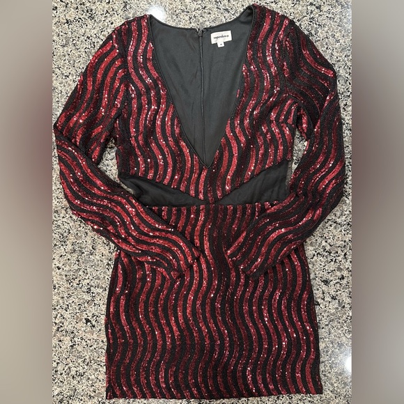 NWT SUPERDOWN Kim Deep V Mini Dress in Black & Red Sequined BODYCON Size Med - Picture 3 of 15